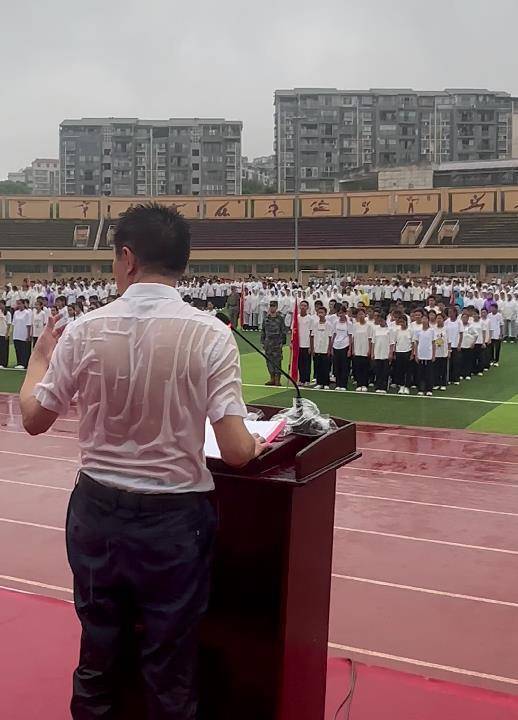 乐天盈配资 重庆一中学学生雨中军训汇演，领导陪着淋雨衬衫湿透，校方：不是没苦硬吃，是锻炼孩子品格意志
